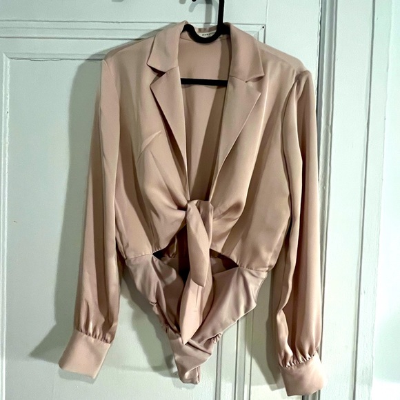 NWOT Aritzia Babaton Ace Satin Bodysuit in Blush - Picture 4 of 5